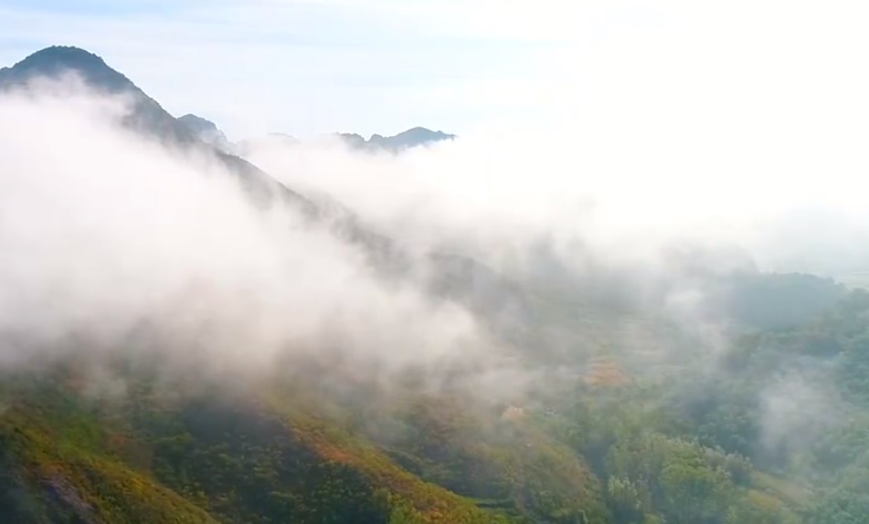 Китайская гора Яньшань в тумане